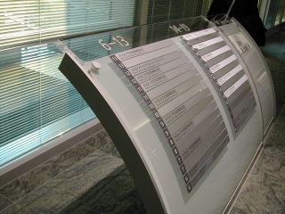 重合接着によるアクリル樹脂加工の案内板の実例（東京都中央区）
